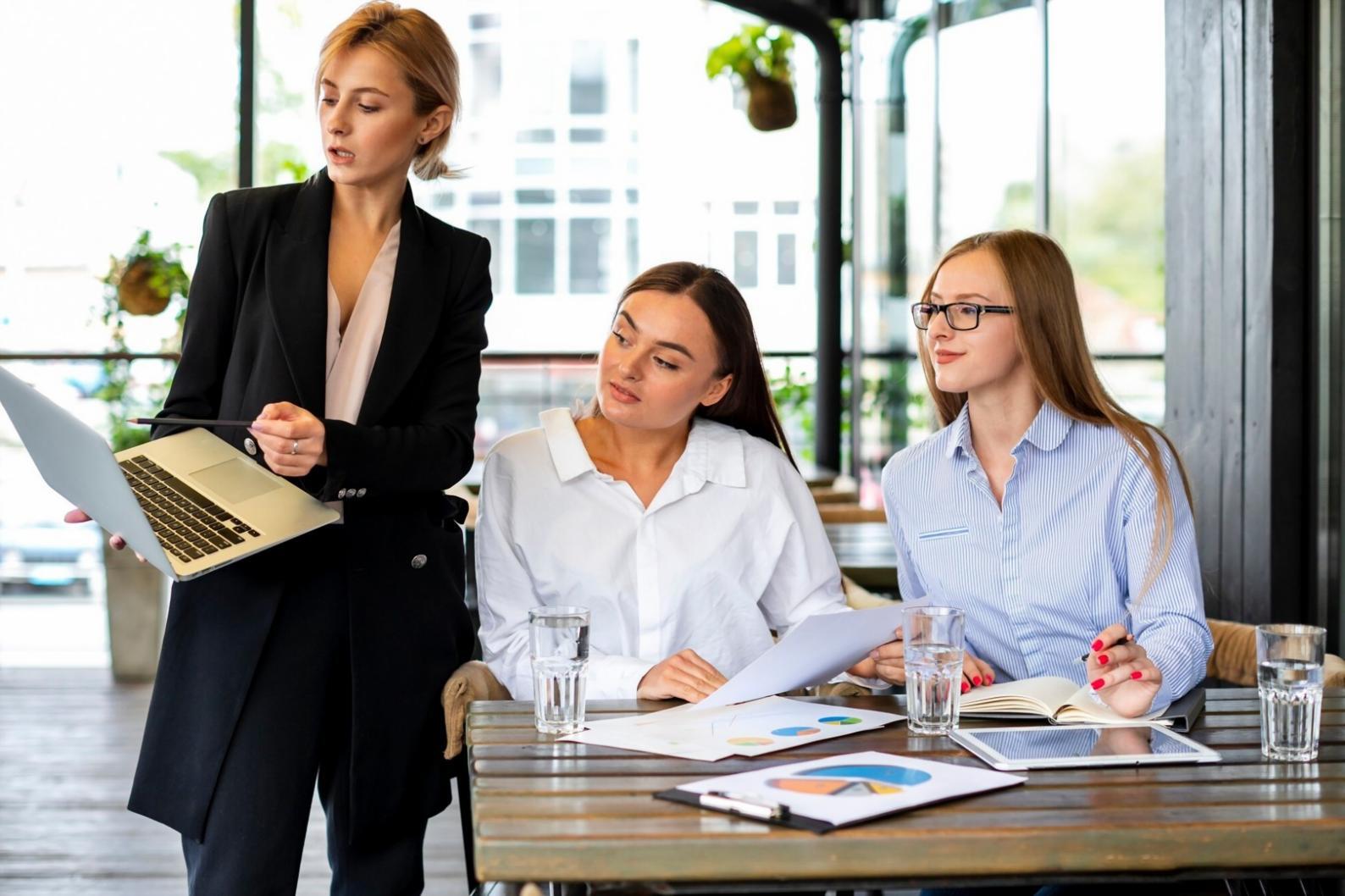 Personas trabajando juntas en planificación financiera colaborativa